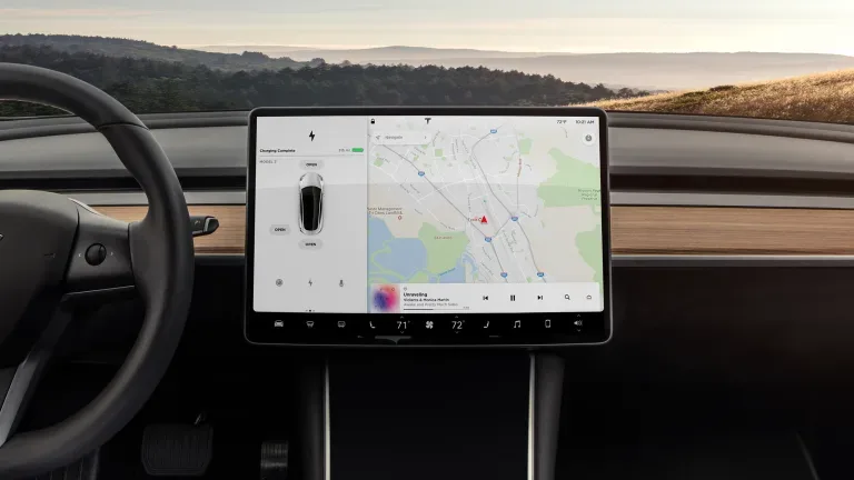 Cockpit Tesla — écran central et volant yoke