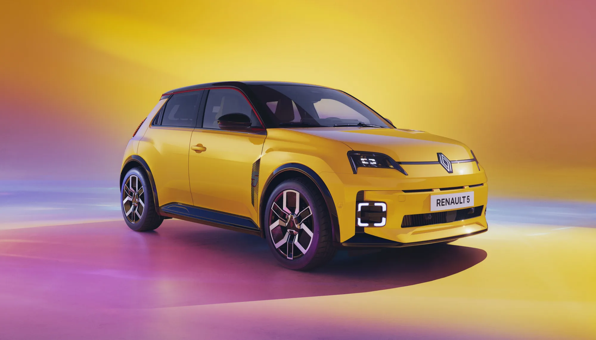Renault 5 E-Tech électrique jaune vif photographiée en studio devant un fond dégradé pastel — renouveau assumé de la couleur dans l'automobile contemporaine