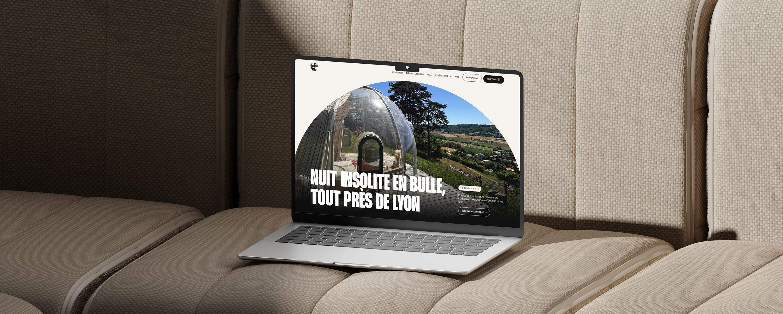DodoLodge — mockup laptop Nuit insolite en bulle