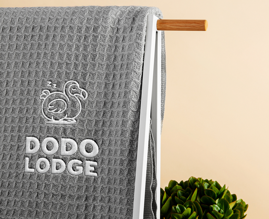 DodoLodge — serviette avec logo brodé