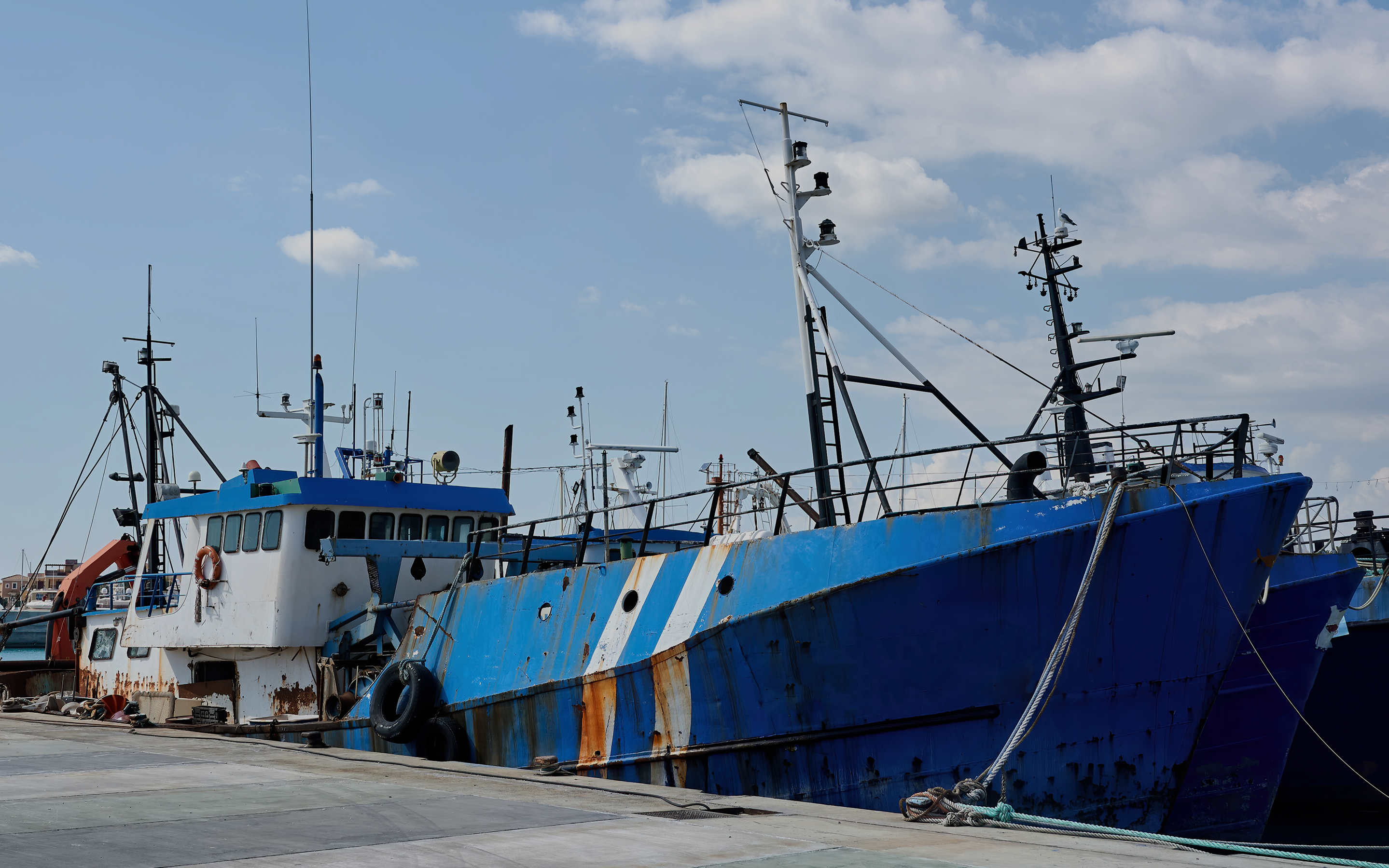 LaCapitainerie — chalutier bleu amarré au port